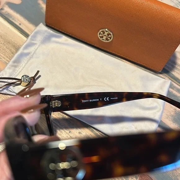 ☀️Tory Burch Sunnies•Tortoise Frames•Gold Tory Burch Logo☀️ - Picture 9 of 11